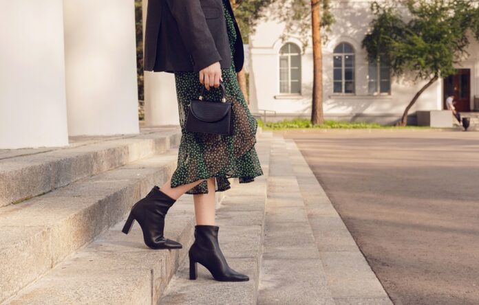 10 idées de looks avec des bottines, chaussures stars de l’hiver